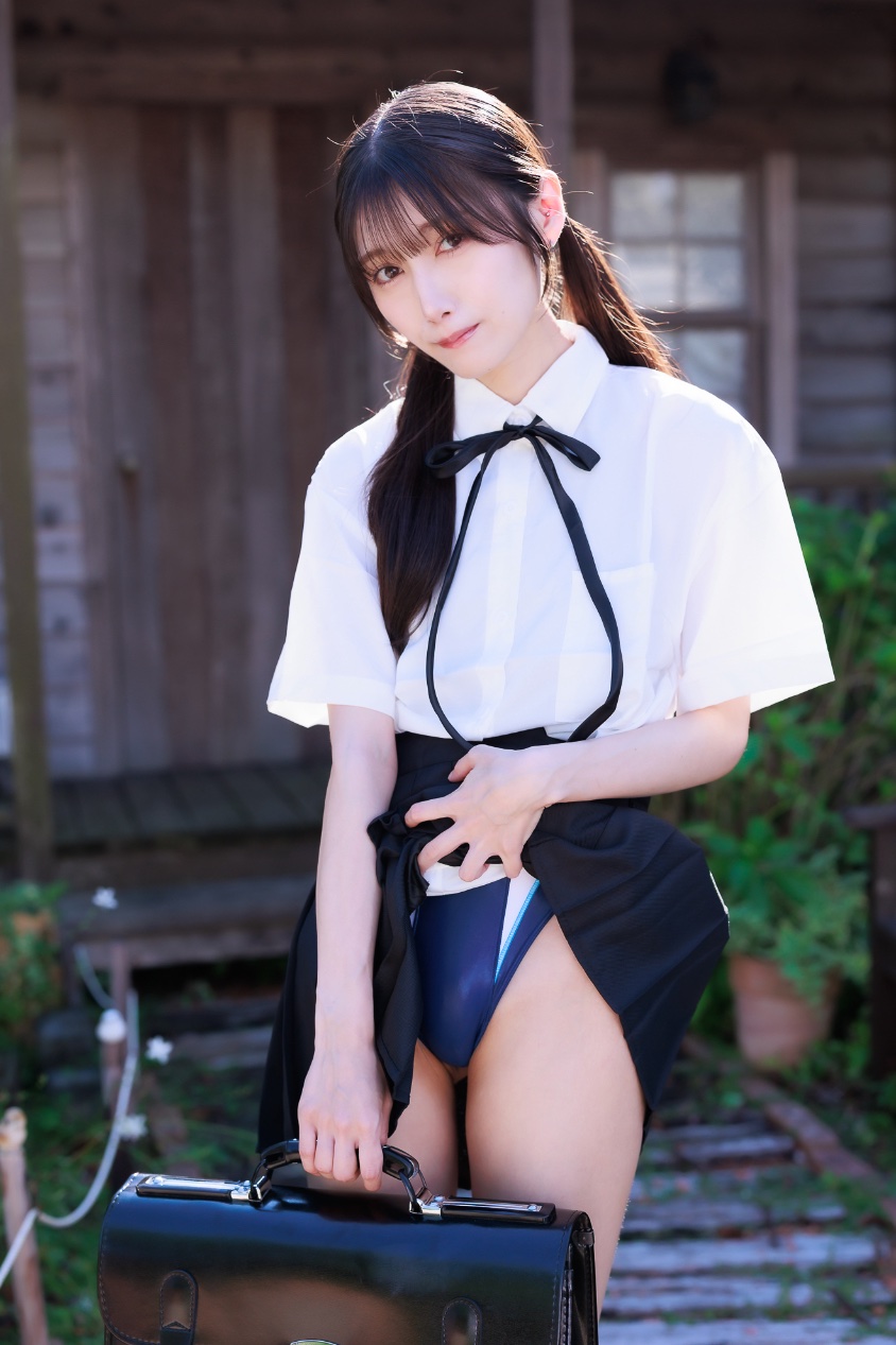 村雨芙美「みんなには内緒ね」!制服スカートをまくり上げスク水を大胆披露!