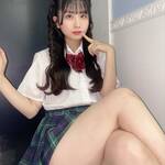 藤宮ゆな「制服姿好きなの..?」問いかけと共に魅せる生足!圧倒的な太ももにファン興奮!