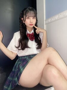 藤宮ゆな「制服姿好きなの..?」問いかけと共に魅せる生足!圧倒的な太ももにファン興奮!