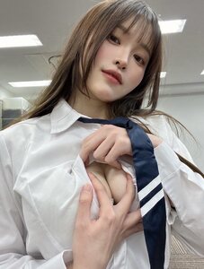 佐伯澪「こんな上司は嫌だ」！シャツとネクタイでオフィスで魅せる「セクシーすぎる上司」ショット！