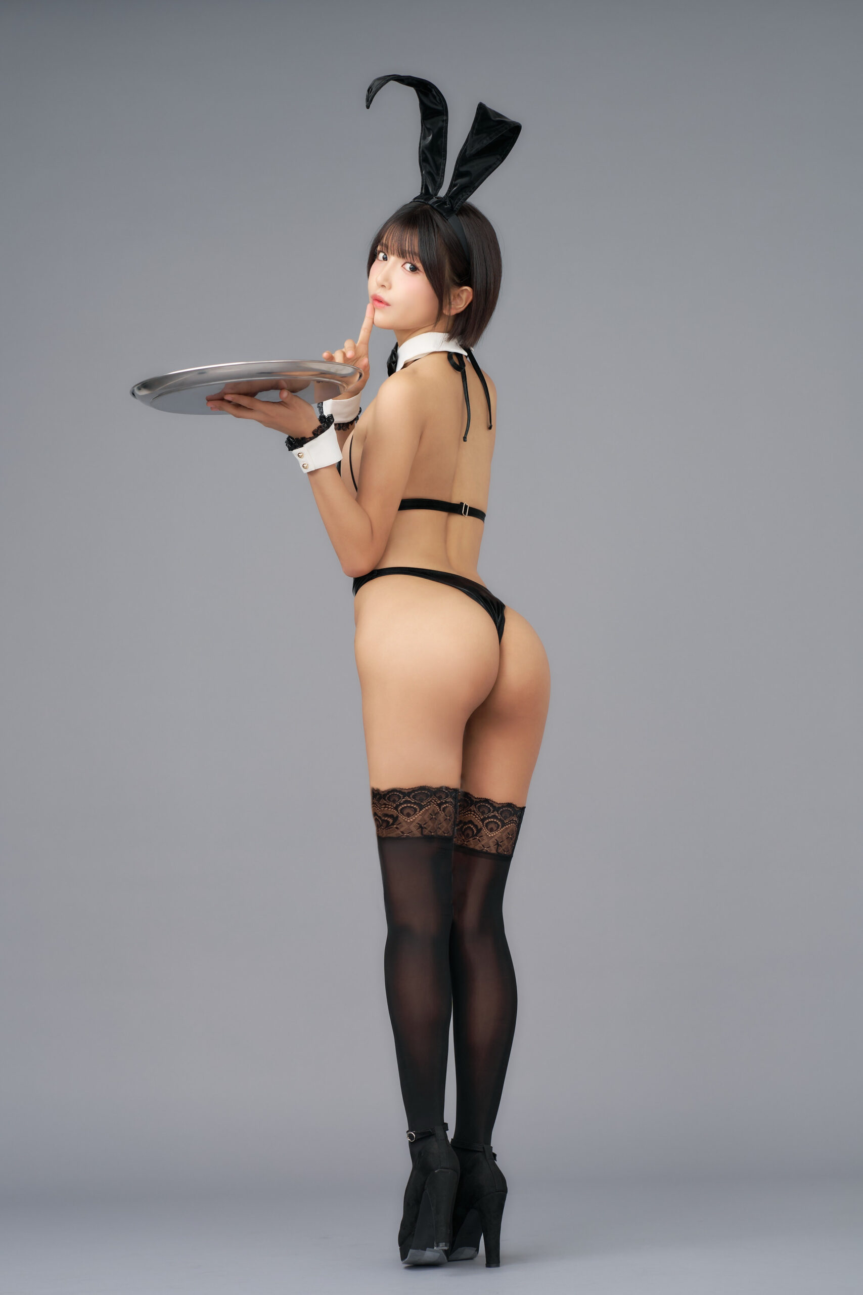 南あみ、究極の「バニー」姿でファンを魅了!完璧なヒップラインを誇るパルフェットのブラックバニー!