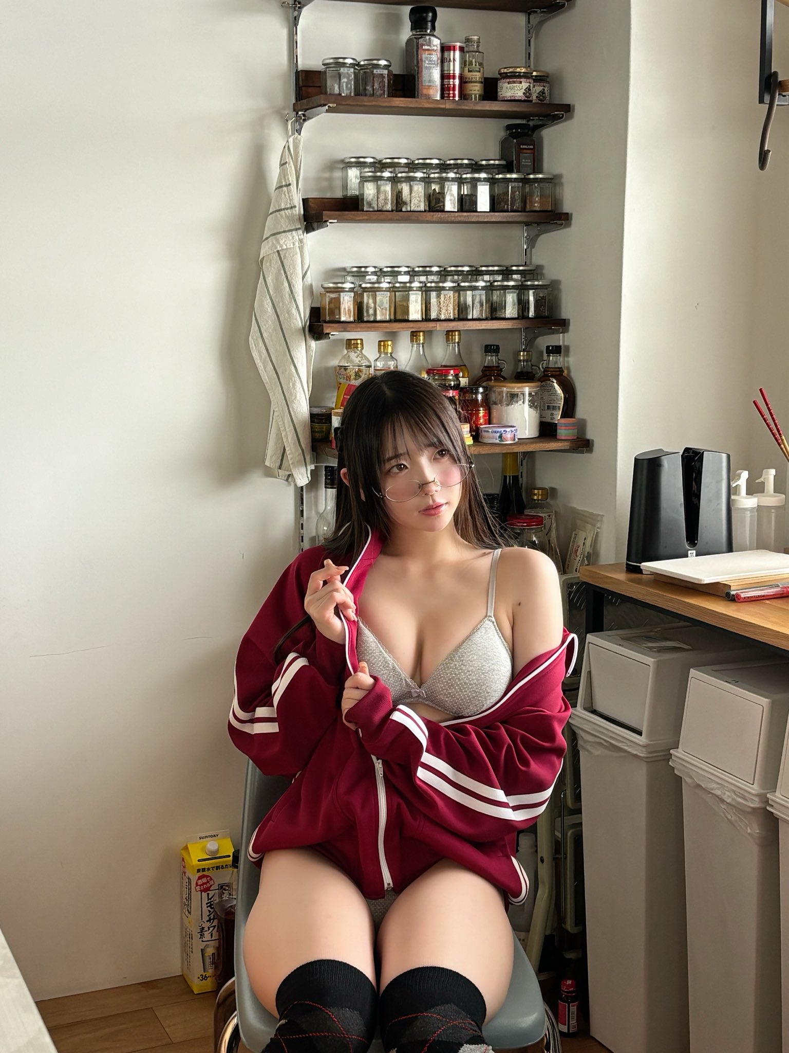うたたね翠「ムチっなスポーツの秋?w」!ジャージ×ブラレットで魅せる健康的な色気!