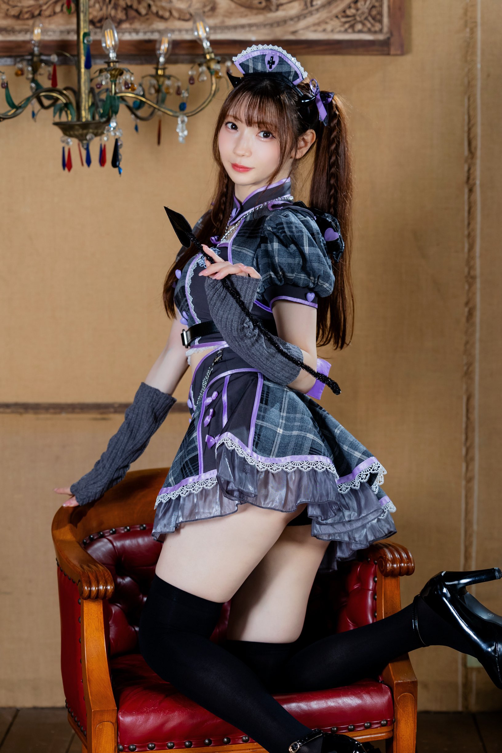 蒼井めるだ「ロックオン」!  紫チェックのメイド服で魅せる小悪魔ポーズ!