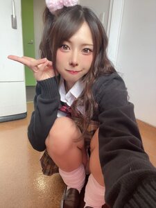 長生まよ「ギャルピ」!制服×ルーズソックス風ニーハイで魅せる可愛らしいギャル風ショット!