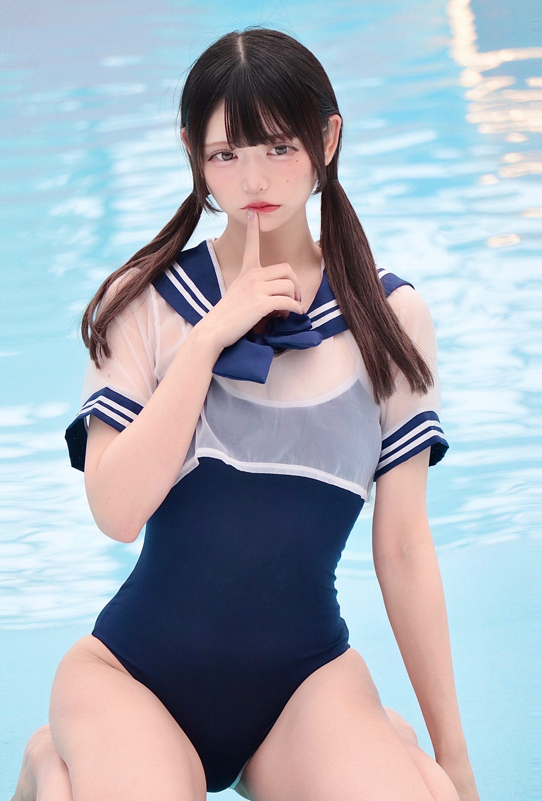瑚桃きらり「たぬき顔×黒髪ツイン×スク水 ＝ 至高」！透明感あふれるスク水ショットにファン悶絶！