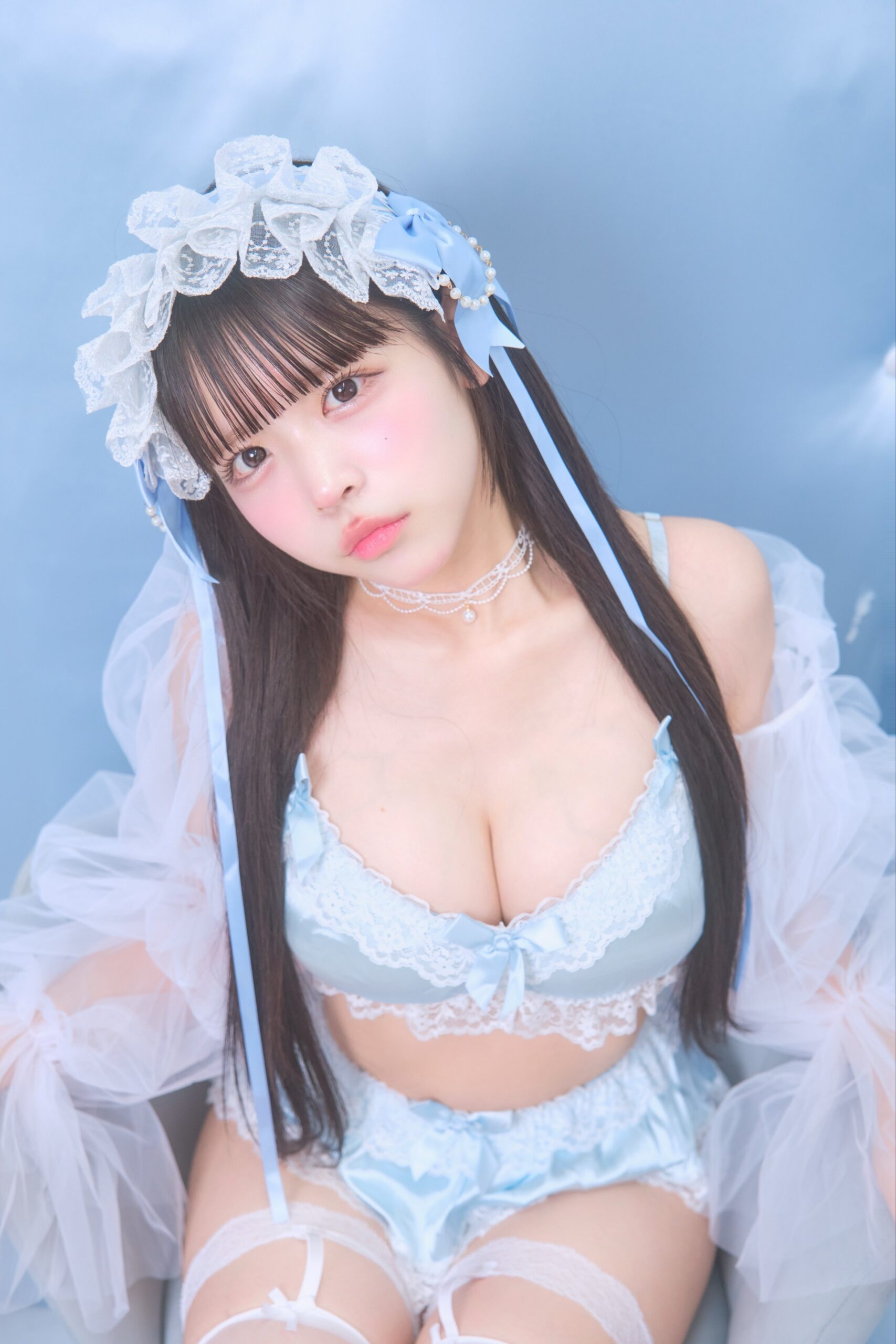 楠偉音「ゆきみだいふくの擬人化です✧︎」!淡いブルーのランジェリー姿で透明感をアピール!