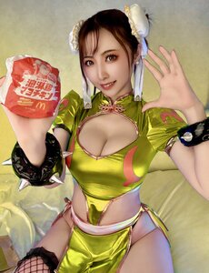 桃色れく、まさかの「マクドナルドの春麗」に大変身!光沢感あふれるコスプレで魅惑のスマイル