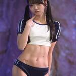 れな@W.ダブルヴィー「こんなロリは嫌だ『腹筋割れかけ』」！スポーティーなスク水風衣装で美腹筋を披露！