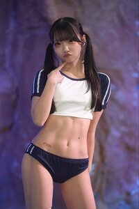 れな@W.ダブルヴィー「こんなロリは嫌だ『腹筋割れかけ』」!スポーティーなスク水風衣装で美腹筋を披露!