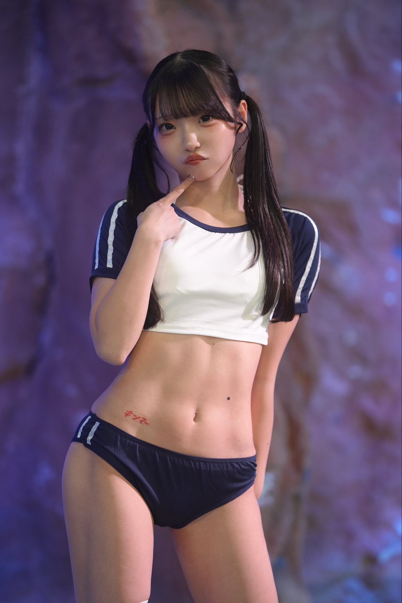 れな@W.ダブルヴィー「こんなロリは嫌だ『腹筋割れかけ』」!スポーティーなスク水風衣装で美腹筋を披露!