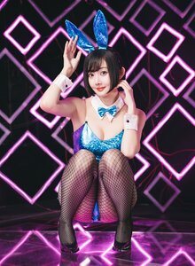 あやちゃも、ネオン輝くステージで「青バニーちゃん」!全身タイツ風のメタリック衣装でクールにポーズ!