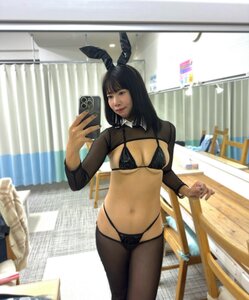 谷まお莉、シースルー&大胆カットの黒バニーで美ボディ披露!