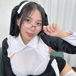 夏佳しお、メガネ×シスターコスチュームで誘惑!「やっぱメガネ最強?」