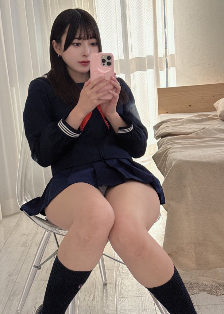 柚乃りか、セーラー服で魅せる「太ももでっっっか」ショットが話題に!