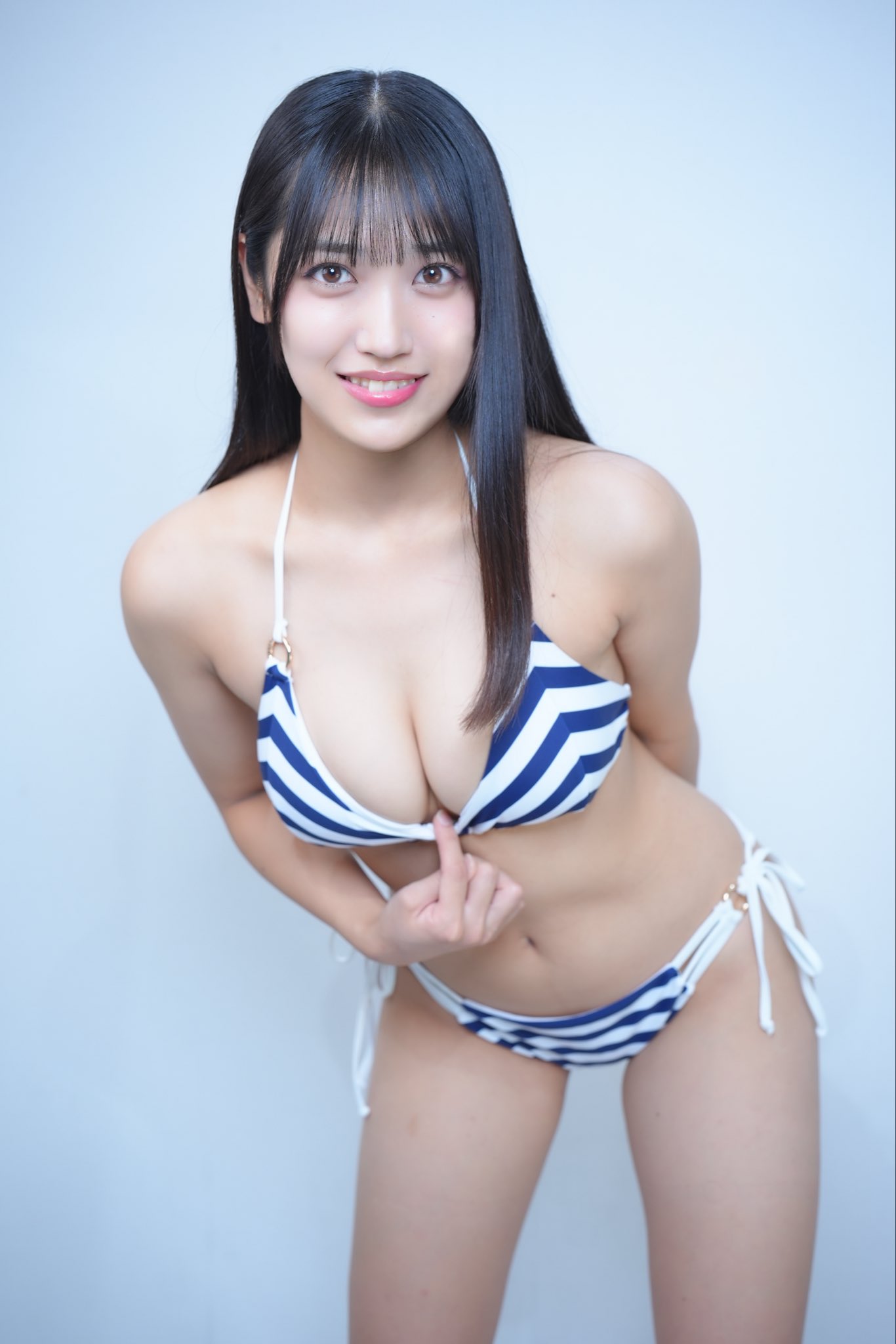 “王道黒髪ロング×肉感満点のたわわ”を更にグイッと大サービス!西緒りりの完璧なプロポーションに朝からファン大熱狂…!