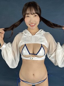 七海まり、11月の始まりにセクシービキニ姿を披露！