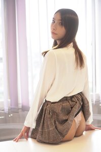 ナターシャ・アナニアシビリ、オフィスで大胆ショット!「すごく男性社員さんからの視線を感じた」