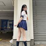 島袋香菜、超ミニ制服で「すきなのー?」とファンに問いかけるバックショット