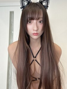 緒方咲、キュートな猫耳コスプレで「ニャー」と魅了！