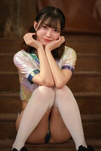 森本栞菜、光沢感あるキュートな衣装で魅了!「何考えてるか当てて♡」