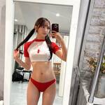 安藤笑、赤白のスポーティービキニ姿で抜群のくびれを披露「運動不足」