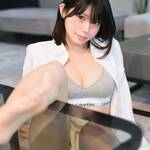 柑橘もこ、シャツ姿から覗くスポーティーランジェリーで「無防備すぎる彼女」を演出