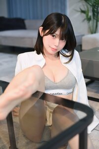 柑橘もこ、シャツ姿から覗くスポーティーランジェリーで「無防備すぎる彼女」を演出