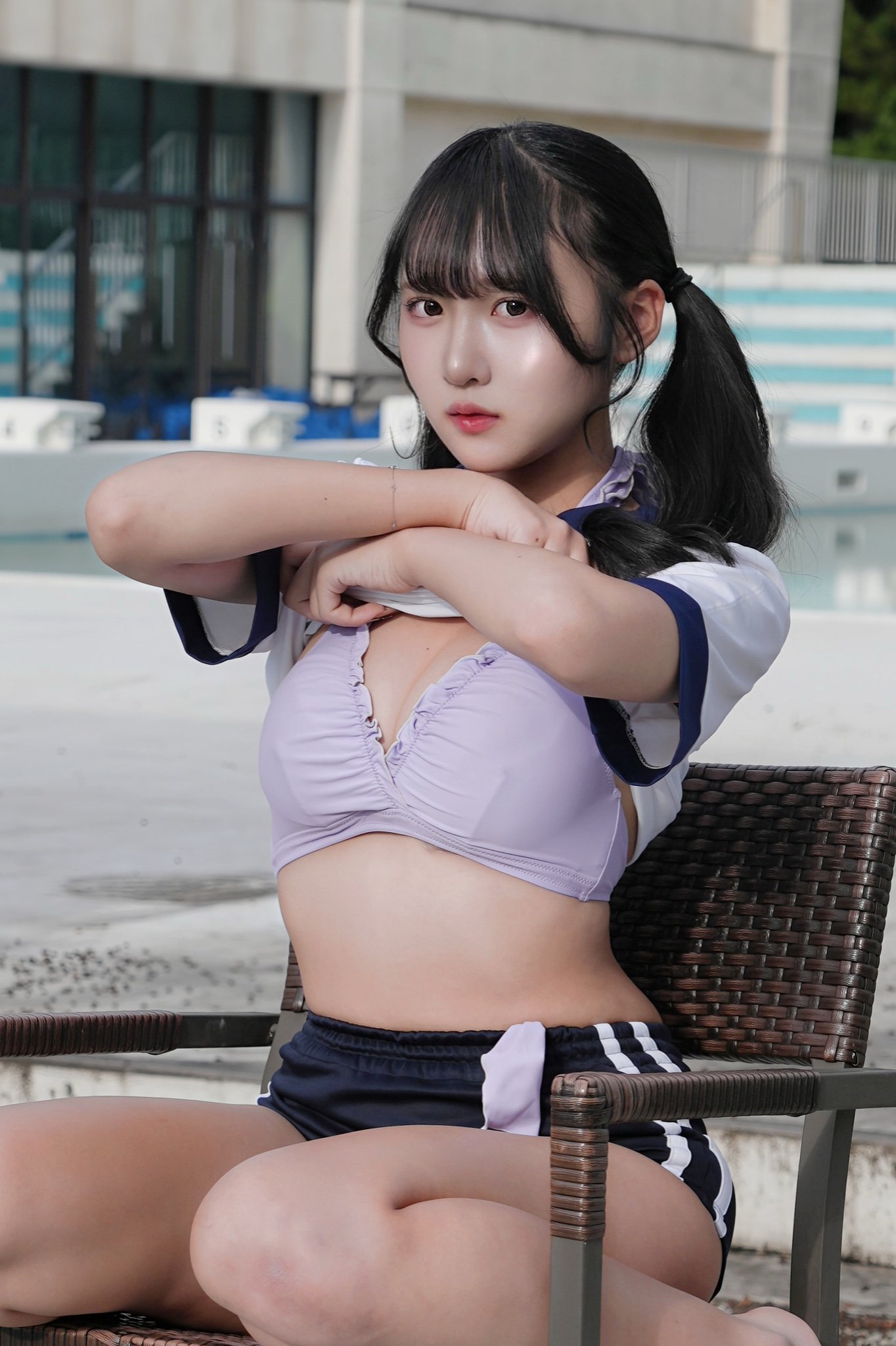 本多もか、屋外プールサイドでスポーティーなブルマ風衣装を披露!「万バズしたらブルマ脱いじゃうかも…?」