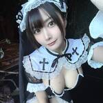 赤羽もも、「よく出来ました💮」セクシーなメイド服コスプレを披露!大胆な谷間にファン熱狂