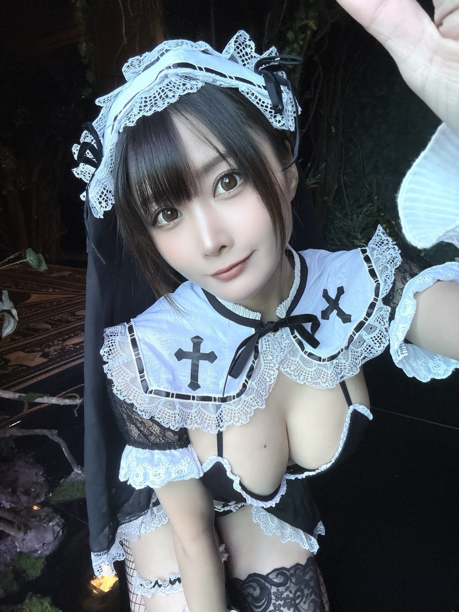 赤羽もも、「よく出来ました💮」セクシーなメイド服コスプレを披露!大胆な谷間にファン熱狂