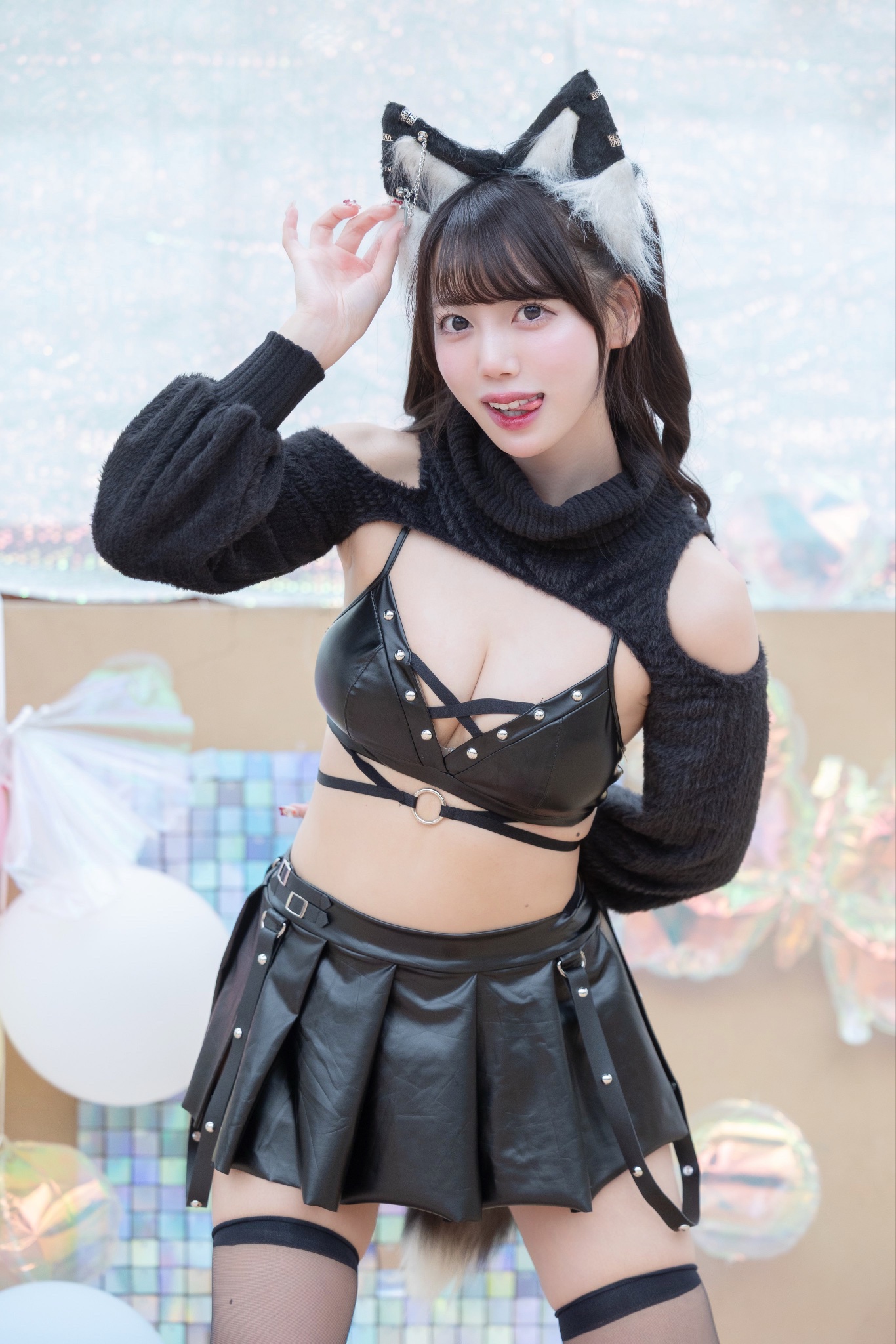 櫻井みお、「ペットにどう?」黒猫コスプレで誘惑!露出度高めのレザー&ファー衣装にファン歓喜