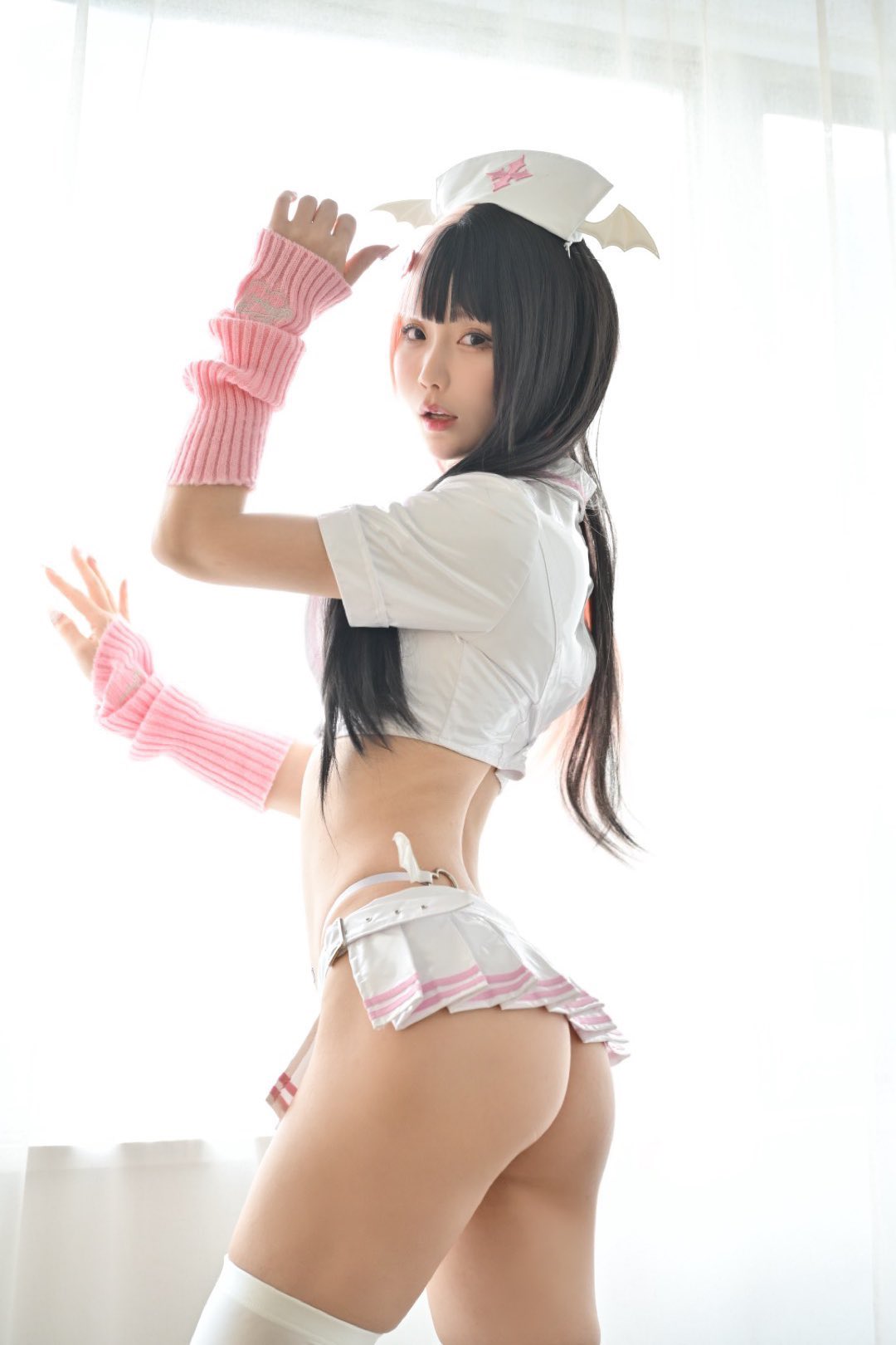 倉坂くるる、ミニスカナース姿で大胆美尻を披露!「#いいおしりの日」投稿が話題