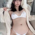 こまめ、「下半身がムチムチな罪」純白ランジェリー風ビキニでボリューム満点の美ボディをアピール