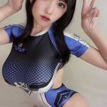 くろうさぎ、近未来的な競泳水着風コスチュームで「ぴーす」！ 迫力ボディとキュートな笑顔のギャップに注目