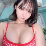 愛沢雪乃、赤チェックのビキニ姿でファンにお願い！「いいねして！」の自撮りショットに大反響