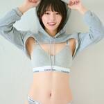 葉月つばさ、ヘソ出しフーディ姿で「好き待ち🫧」! キュートな舌出しポーズにファン熱狂