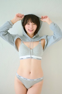 葉月つばさ、ヘソ出しフーディ姿で「好き待ち🫧」! キュートな舌出しポーズにファン熱狂