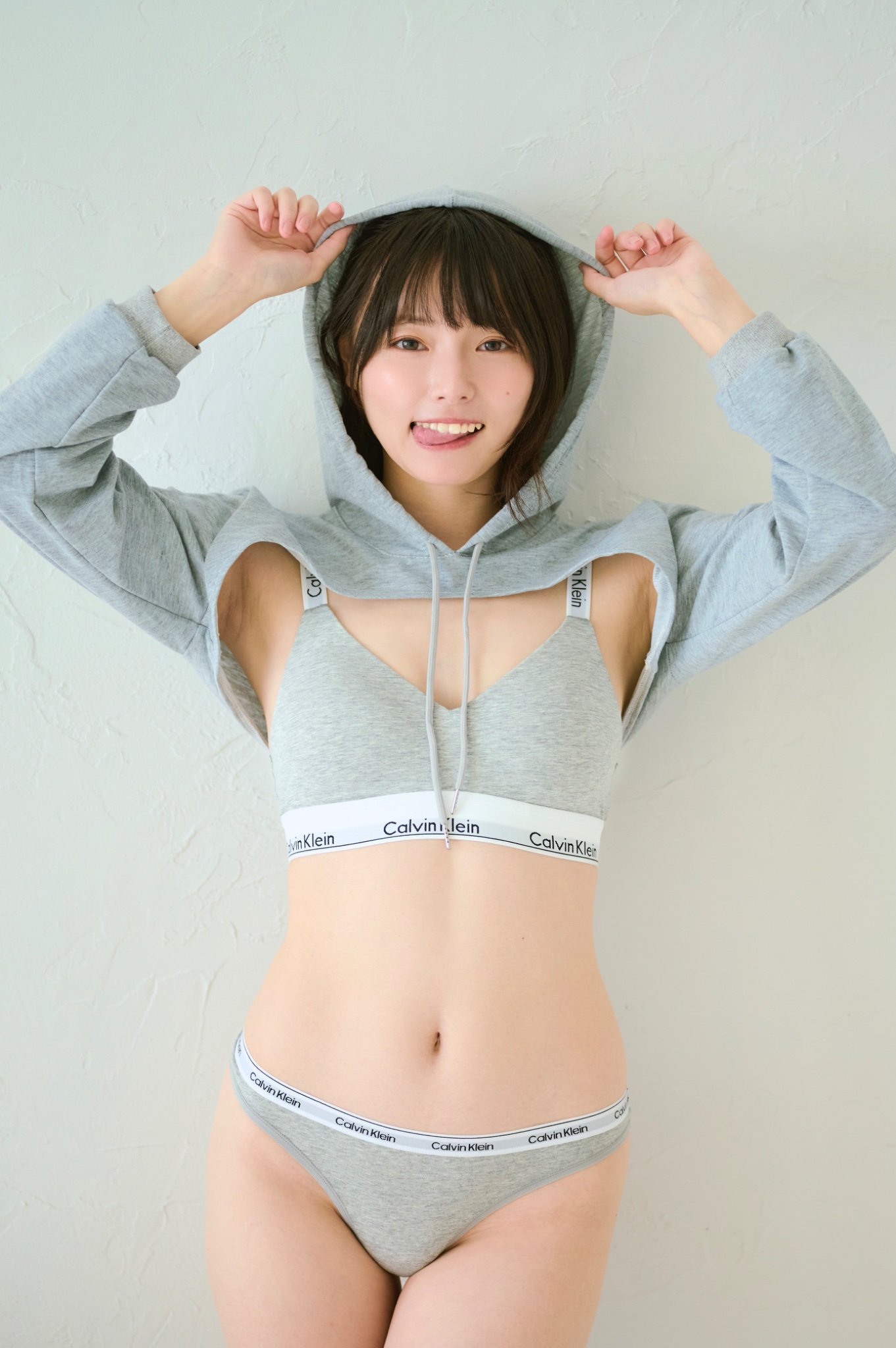 葉月つばさ、ヘソ出しフーディ姿で「好き待ち🫧」! キュートな舌出しポーズにファン熱狂