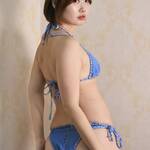 雛田唯以、デニム風ビキニのバックショットでファンに挨拶！ 魅惑的なヒップラインに釘付け