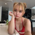 大園みゆう、お団子ヘア&赤ビキニ姿でファンに挨拶! 「おはみゆ🔆」の自撮りショットに反響