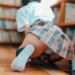 かれしちゃん、図書館でドキッとするスクールガール姿を披露!「おはよー、見えた❔」に大興奮