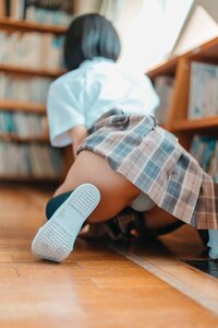 かれしちゃん、図書館でドキッとするスクールガール姿を披露!「おはよー、見えた❔」に大興奮