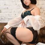 大塚杏奈、網タイツ＆セクシーランジェリー姿でファンに問いかけ！「今日は何するの？」にドキッ