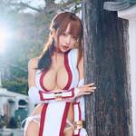 かがみ。もち、大胆な和風くノ一風コスプレ姿を披露！ 「今日もいい朝だね」とファンに挨拶