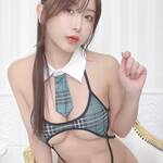 いくみ、超セクシーな「スクールウェア」姿でファンティア更新を告知!「んー、、多分スクールウェア🤔笑」