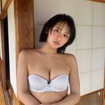 すみぽん(高倉菫)、和室でドット柄バンドゥブラ姿を披露!「夜更かししてる?」の問いかけにドキッ