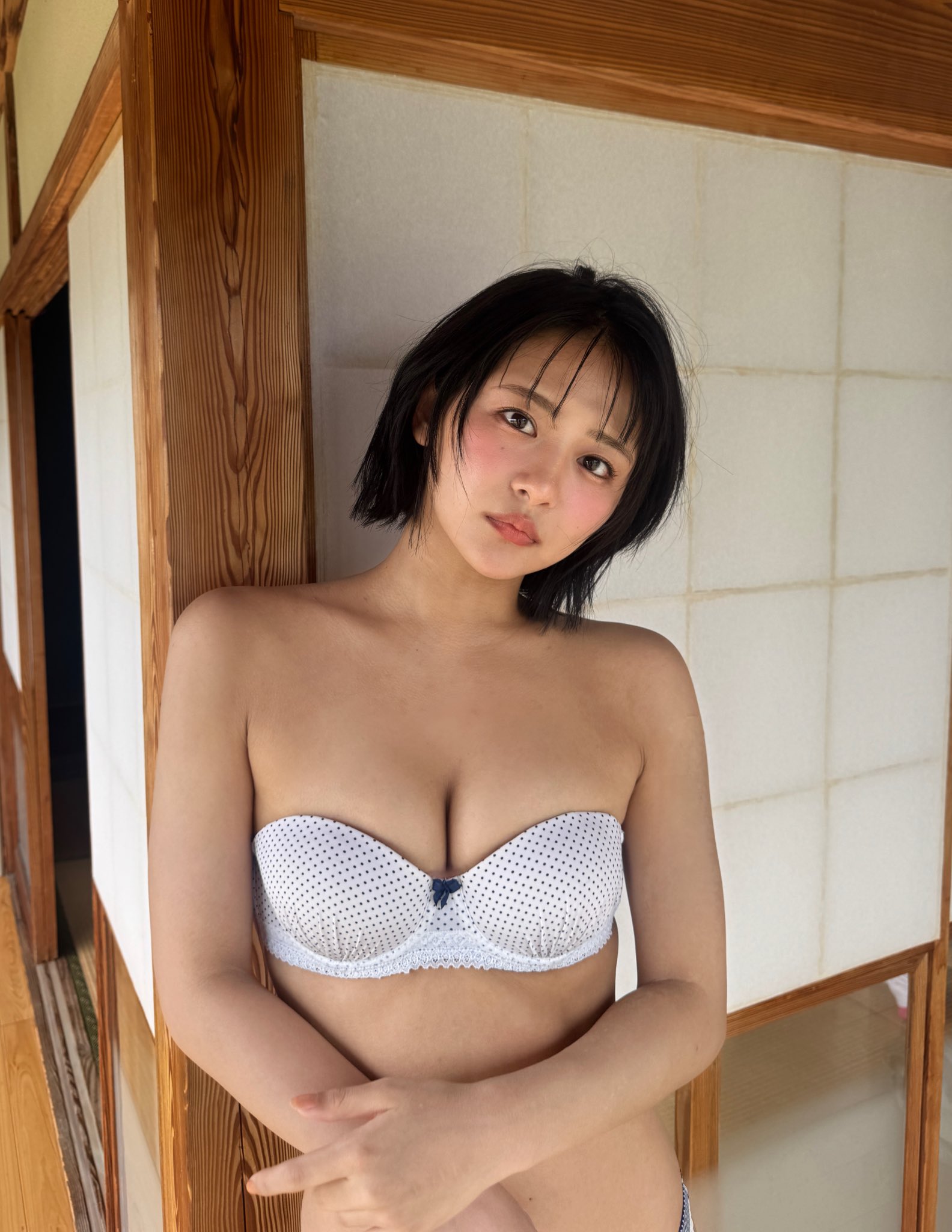 すみぽん（高倉菫）、和室でドット柄バンドゥブラ姿を披露！「夜更かししてる？」の問いかけにドキッ