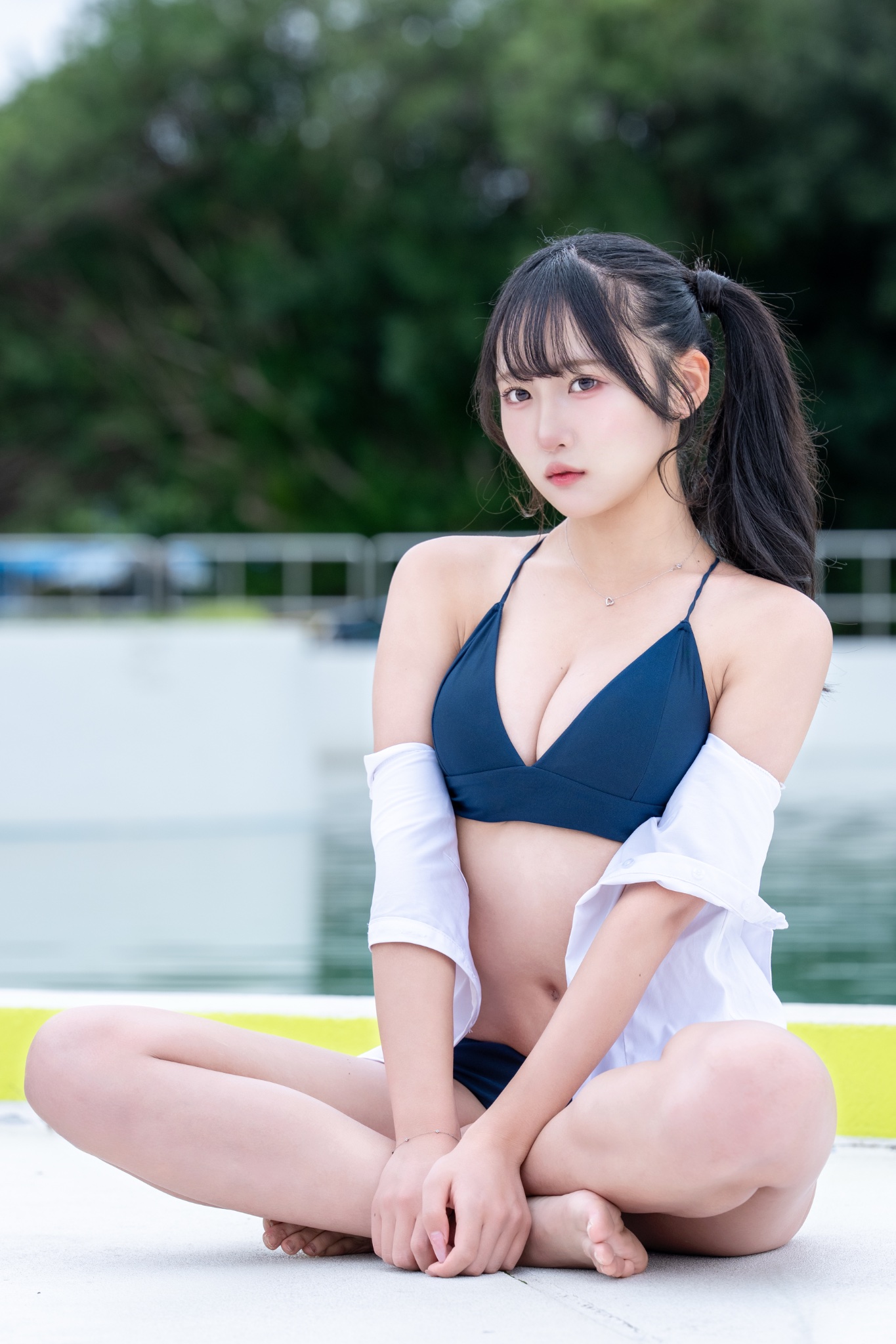 本多もか、ネイビービキニ姿でファンに問いかけ！「19歳、すごすぎ？！」の投稿に大反響