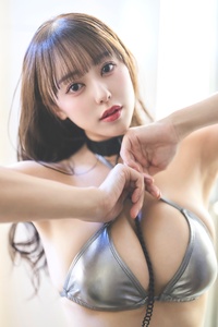 音羽美奈、シルバービキニ姿でファンに甘える！「おはよ♡ぎゅってする？」の問いかけに大反響