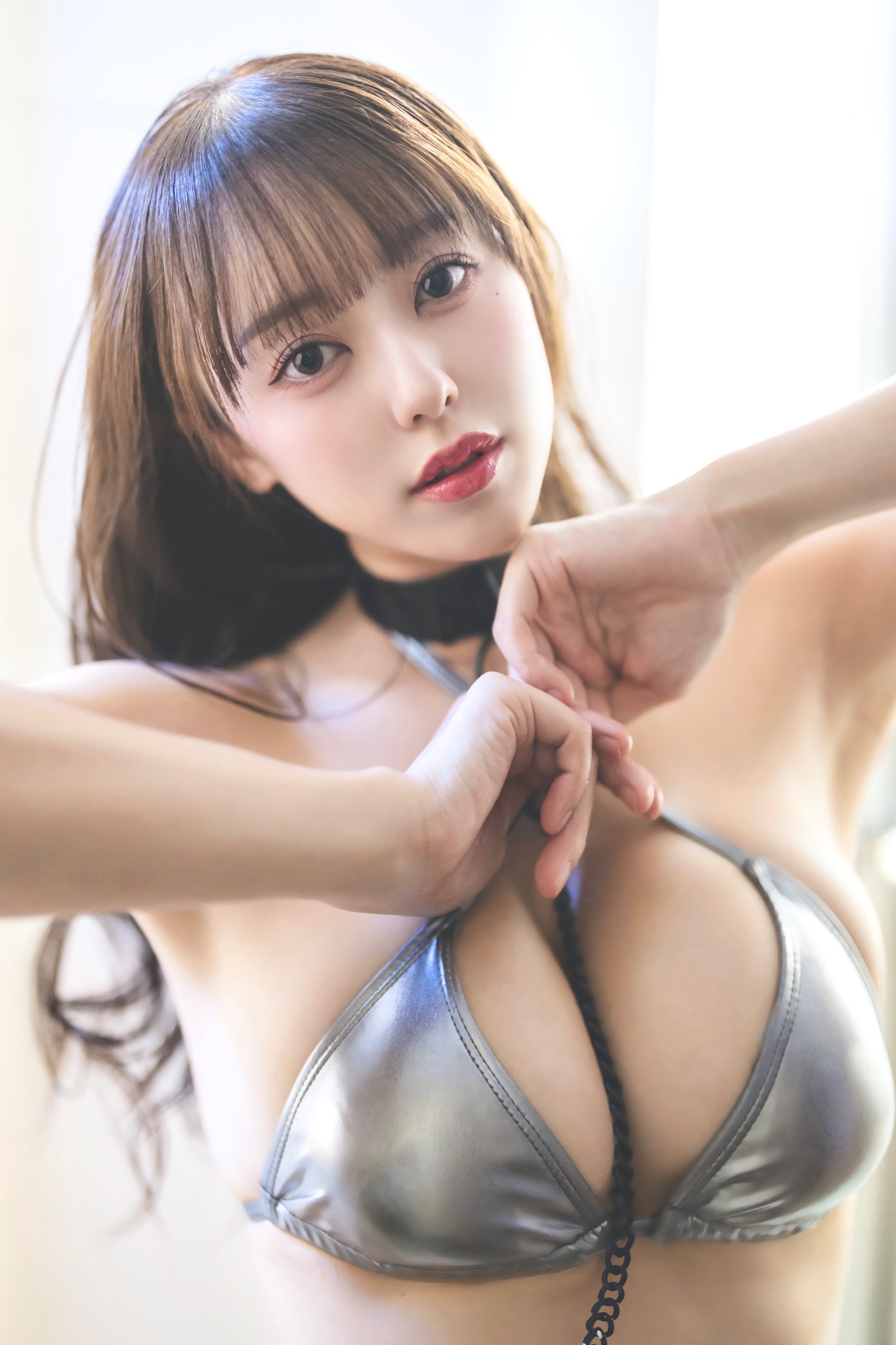 音羽美奈、シルバービキニ姿でファンに甘える!「おはよ♡ぎゅってする?」の問いかけに大反響